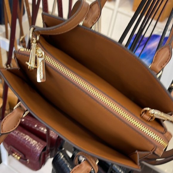 Michael Kors Small Sheila Satchel Crossbody
Vanilla 
NWT - Picture 15 of 16